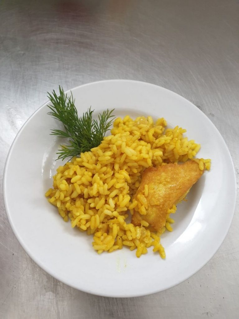 Паелья з куркою та куркумою